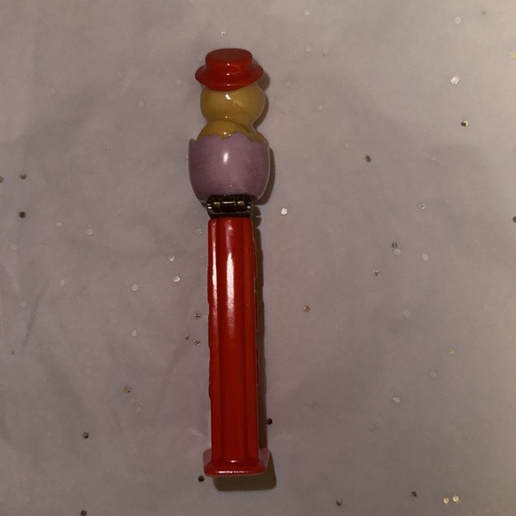 Vintage Retrospect Pez NIB Porcelain, Yellow Chick In Purple Egg, Red Hat, Metal - Picture 4 of 6